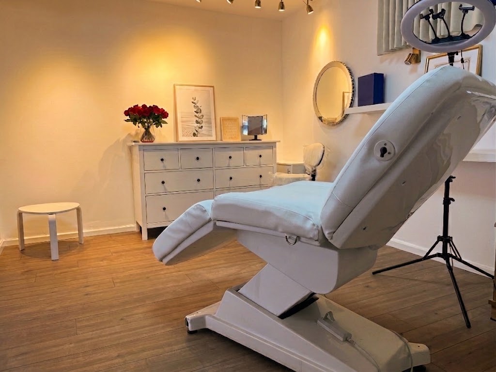 The MBE treatment room with ring lighting and an assessment mirror